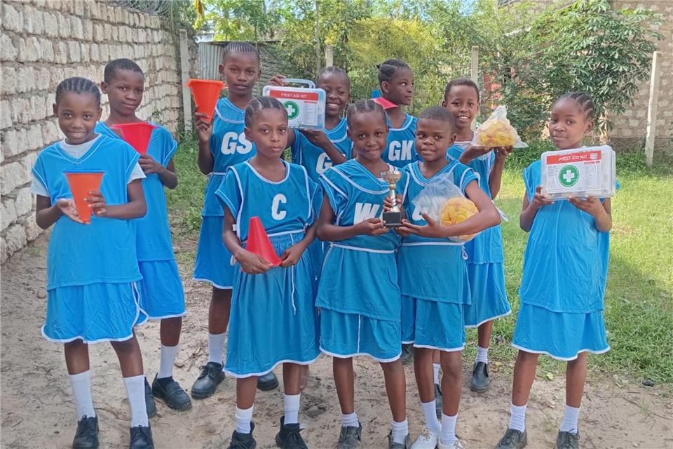 Mit Spenden aus Borken und Umgebung konnte beispielsweise die Sport-Ausrüstung der Schule verbessert werden. Die jungen Basketballerinnen freut’s.