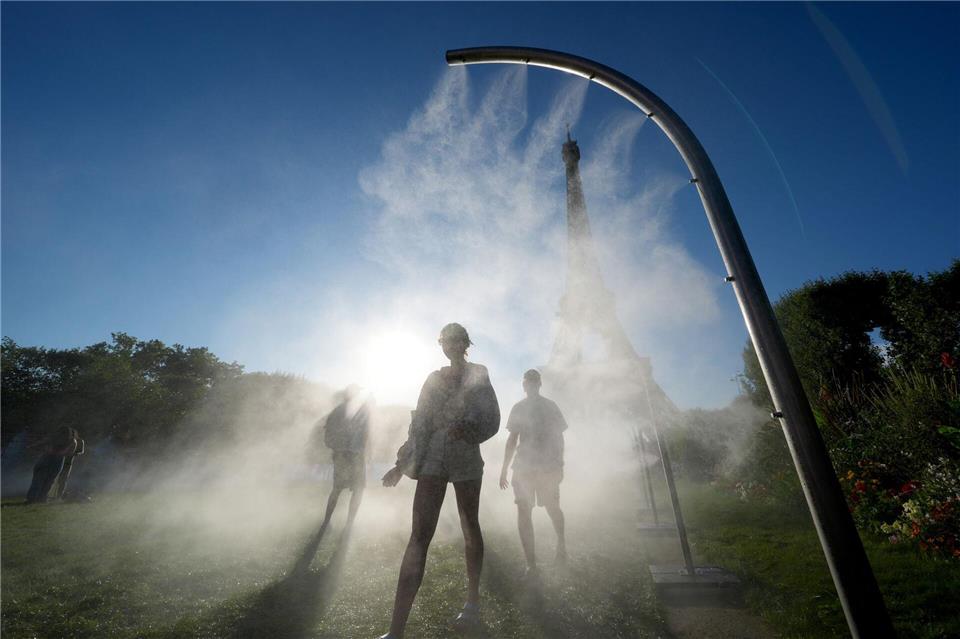 Mit Sprühnebelduschen will Paris seinen Bewohnerinnen und Bewohnern Abkühlung verschaffen. (Archivbild)Marcus Brandt/dpa