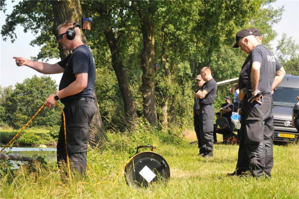 Mit Spürhunden, Tauchern und Drohnen durchsuchen deutsche und niederländische Einsatzkräfte ein Gebiet am Volmerskolk bei Vreden. Die Behörden suchen nach den sterblichen Überresten eines Mannes, der 2022 getötet wurde.
