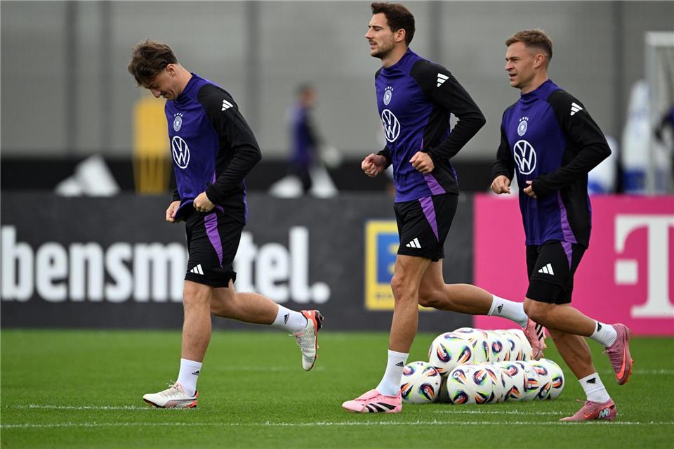 Trikot, Ticket, Titel: Nagelsmann zündet nächste WM-Stufe Mit Stiller, Goretzka, Kimmich sprach Nagelsmann vor dem Training am Dienstag. Federico Gambarini/dpa