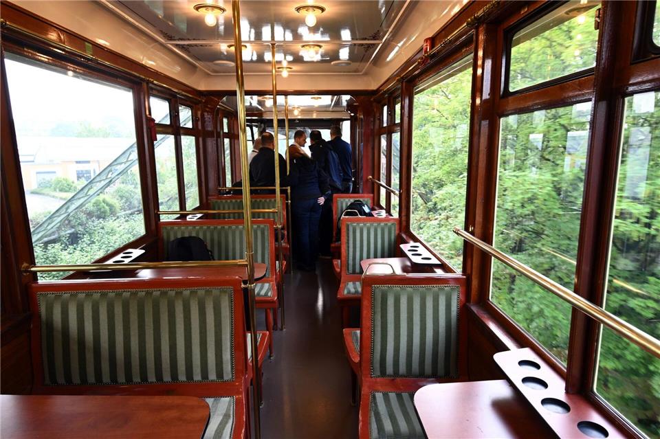 Mit Stoff bezogene Sitze sind im Innern des besonderen Wagens der Wuppertaler Schwebebahn zu sehen.Federico Gambarini/dpa