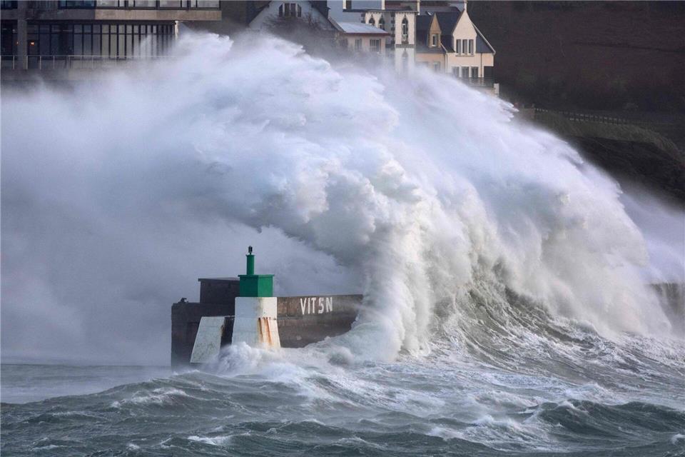 Mit Sturm „Goretti“ sind riesige Welle über die Küste von Nordwestfrankreich hereingebrochen.Fred Tanneau/AFP/dpa