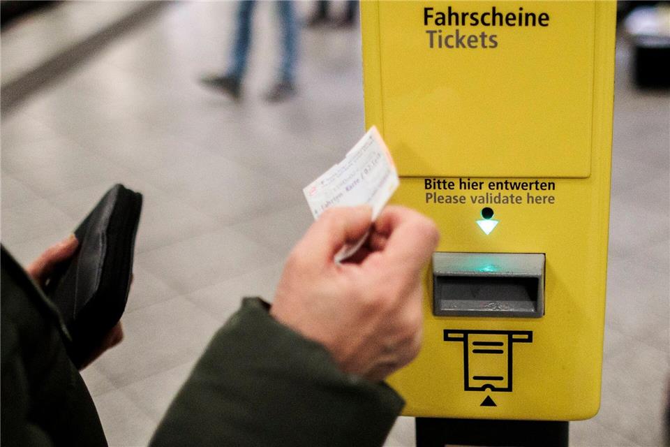 Mit Ticket ist man in Bus und Bahn auf der sicheren Seite – doch was passiert mit denen, die keines kaufen? (Symbolbild)Carsten Koall/dpa
