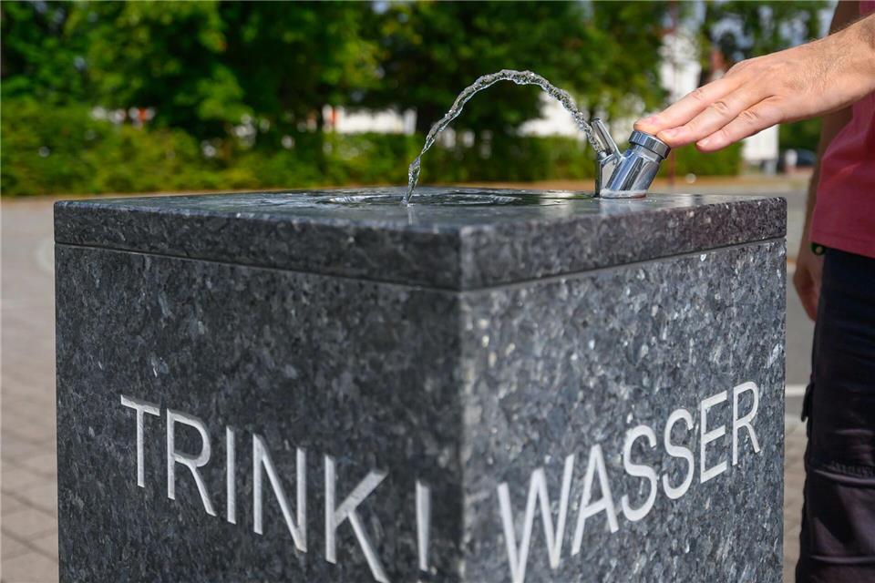 Mit Trinkbrunnen können Kommunen den Menschen bei Hitze helfen. (Archivbild) Patrick Pleul/dpa