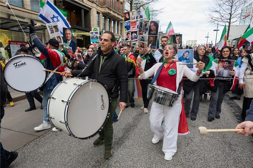 Mit Trommeln sowie Iran- und Israel-Fahnen zogen Demonstranten durch die Innenstadt von Hamburg.Georg Wendt/dpa