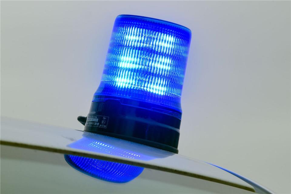 Mit Unterstützung der Bereitschaftspolizei und dem Einsatz von Drohnen sucht die Kriminalpolizei in Waldaschaff nach einer möglichen Tatwaffe und befragt Anwohner. (Symbolbild)Patrick Pleul/dpa-Zentralbild/dpa