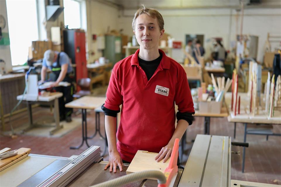 Mit Unterstützung seiner Eltern kam Nicholas über das Programm „Stabil“ in die Werkstatt des Jugendwerks in Burg.Peter Gercke/dpa