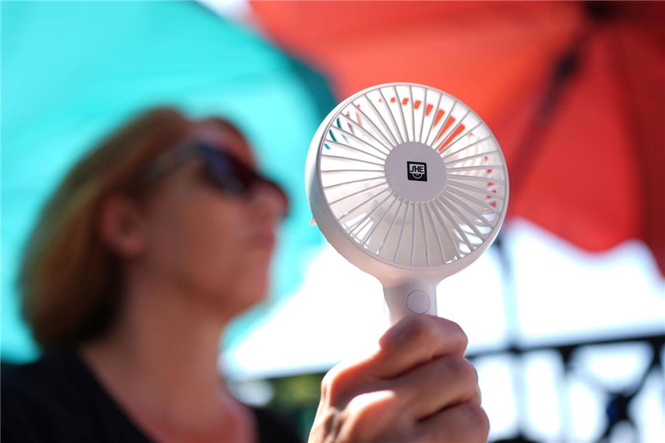 Mit Ventilator lässt sich die Hitze etwas besser ertragen.Marcus Brandt/dpa