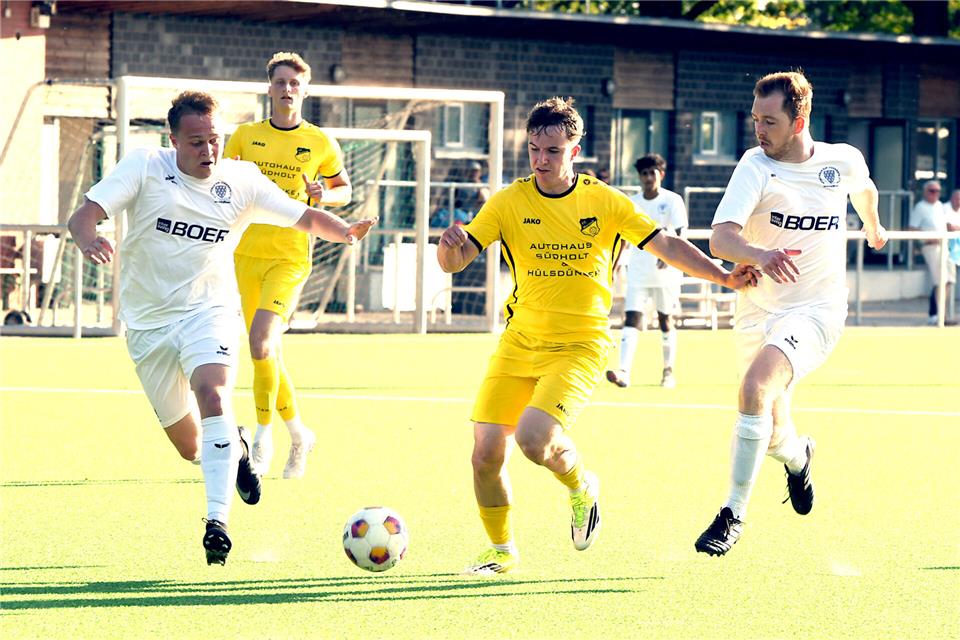 Mit Volldampf durch die gegnerische Abwehrreihe:: Raphael Nienhoff (Mitte) soll mit seinen Kollegen im Angriff für die nötigen Tore sorgen – damit der FC Marbeck besser als zuletzt mit Platz sieben abschneidet.