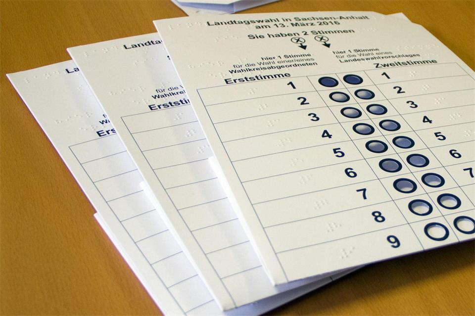 Mit Wahlschablonen können Blinde und Sehbehinderte ohne fremde Hilfe ihre Stimme abgeben. (Symbolbild)picture alliance / dpa