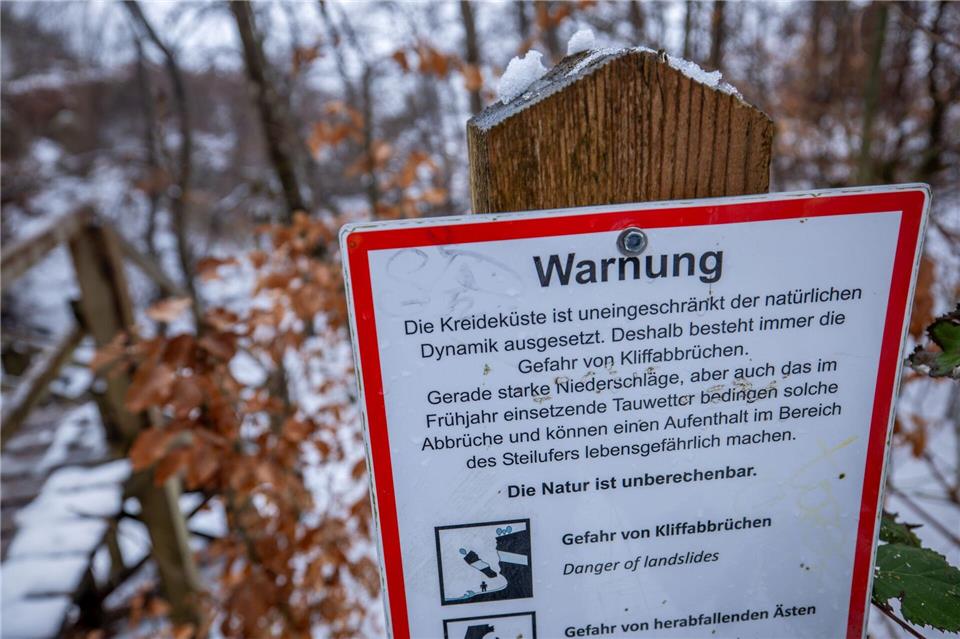 Mit Warnschildern, auf der Internetseite des Parks und mit Hinweisen in Flyern weist das Nationalparksamt auf die Gefahren hin.Jens Büttner/dpa