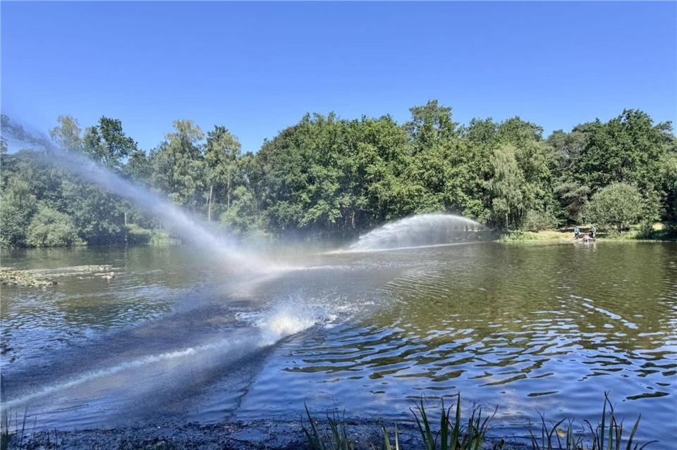 Mit Wasserwerfern und Pumpen hat die Feuerwehr für einen höheren Sauerstoffgehalt im Römersee gesorgt.