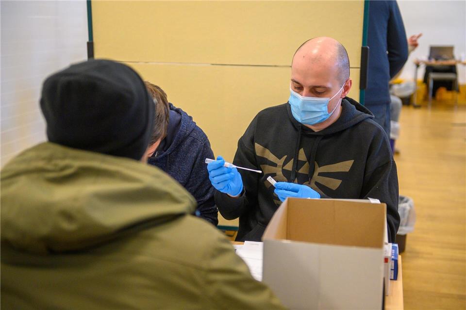 Mit Wattestäbchen werden Mundschleimhautproben für den DNA-Abgleich entnommen.Klaus-Dietmar Gabbert/dpa