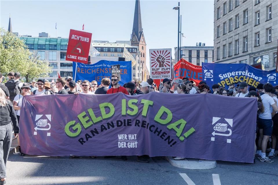 Mit „Wer hat, der gibt“ ging in Hamburg das erste von drei antikapitalistischen Bündnissen auf die Straße.Markus Scholz/dpa