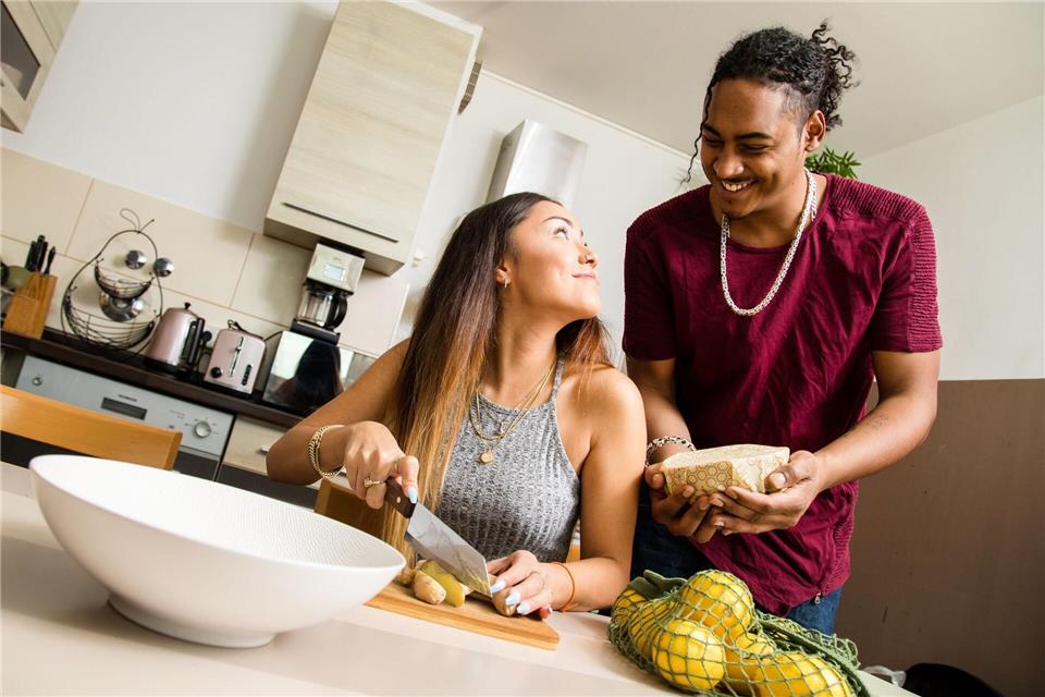 Mit Wertschätzung, Loben und Kommunizieren statt Mosern klappt gemeinsames Kochen leichter. Und kommt es zu unterschiedlichen Meinungen, hilft Humor weiter. picture alliance/dpa/dpa-tmn