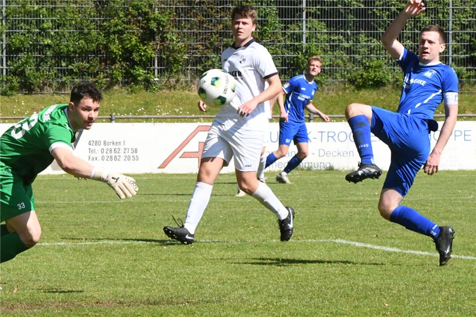 Mit all seiner Routine und viel Ballgefühl sorgte Florian Girnth (rechts) für die zwischenzeitliche Gemener 1:0-Führung. Am Ende unterlag die Westfalia dem SC Altenrheine mit 3:4.