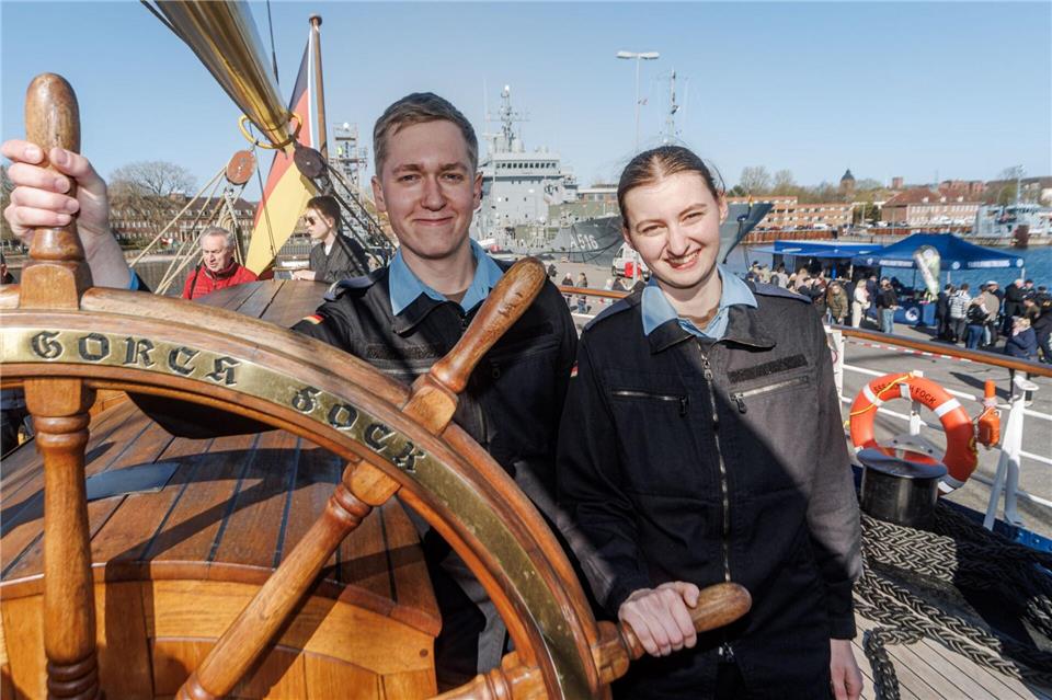 Mit an Bord sind auch Gefreite im Rahmen des Work-and-Tracvel-Programms wie Tia und Max.Markus Scholz/dpa