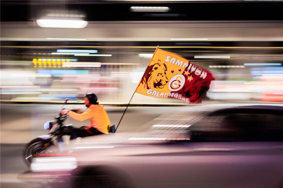 Mit angehängten Galatasaray-Flaggen fuhren Auto- und Motorradkorsos durch Berlin.Christoph Soeder/dpa