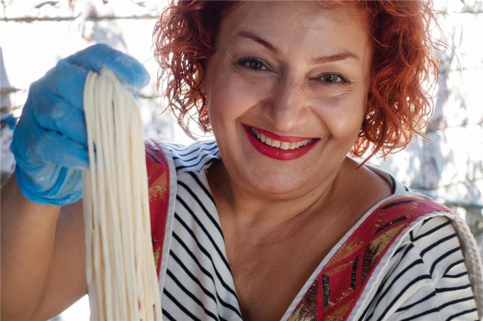 Mit armenischen Spaghetti: Küchenmeisterin Zara Karapetyan in Aktion.Andreas Drouve/dpa-tmn