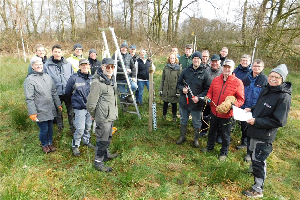 Mit bester Laune und guter Stimmung wurde über den richtigen Obstbaumbeschnitt gefachsimpelt und die Theorie in die Praxis umgesetzt, damit die Obstbäume richtig und gut wachsen.