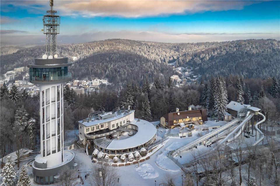 Mit bodentiefen Glasfenstern, Außenbalkon und Skywalk: der neue Aussichtsturm in Krynica-Zdrój.Konrad Rogoziński/DigitalPlaces.pl /dpa-tmn