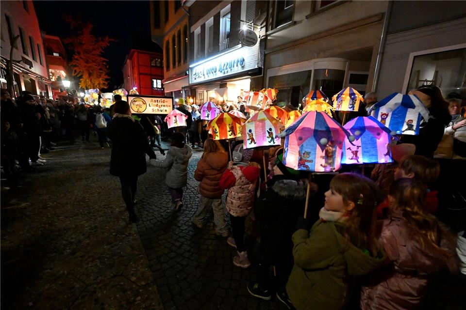 Mit bunten Laternen sind die Kinder durch die Stadt gezogen.Roberto Pfeil/dpa