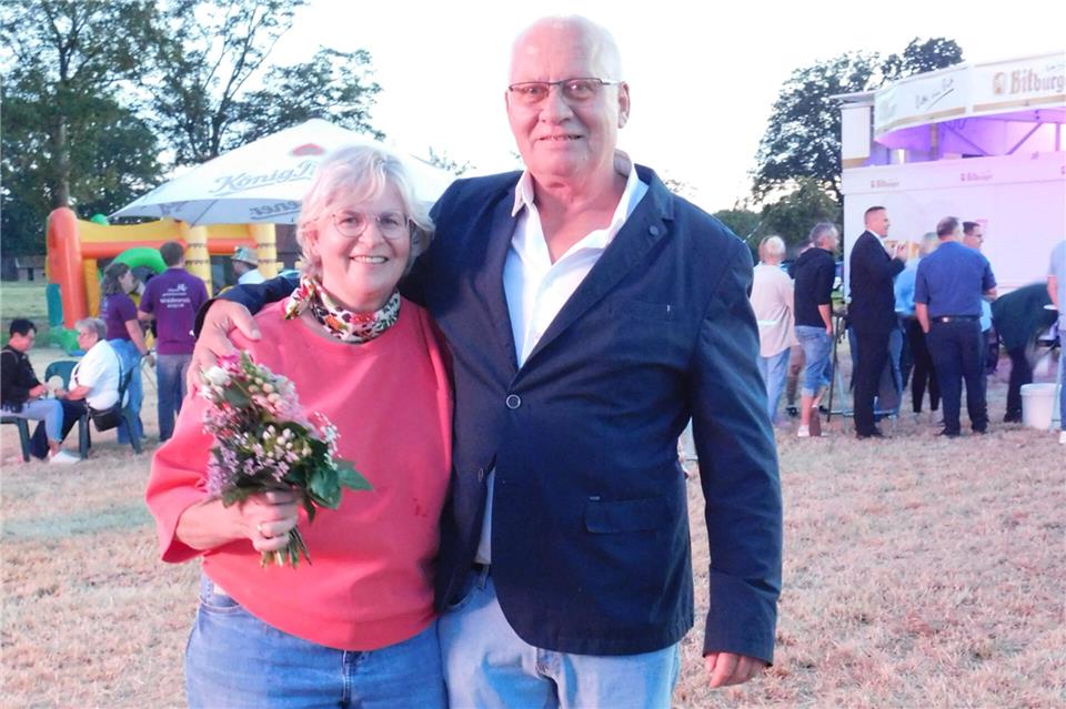 Mit dem 274. Treffer fiel die Entscheidung – um 21.58 Uhr sicherte Georg Elsner unter großem Jubel die Königswürde. Mit ihm regiert im kommenden Jahr Mechtild Brokamp, die mit Elsner in diesem Jahr auch das silberne Thronjubiläum feiert.