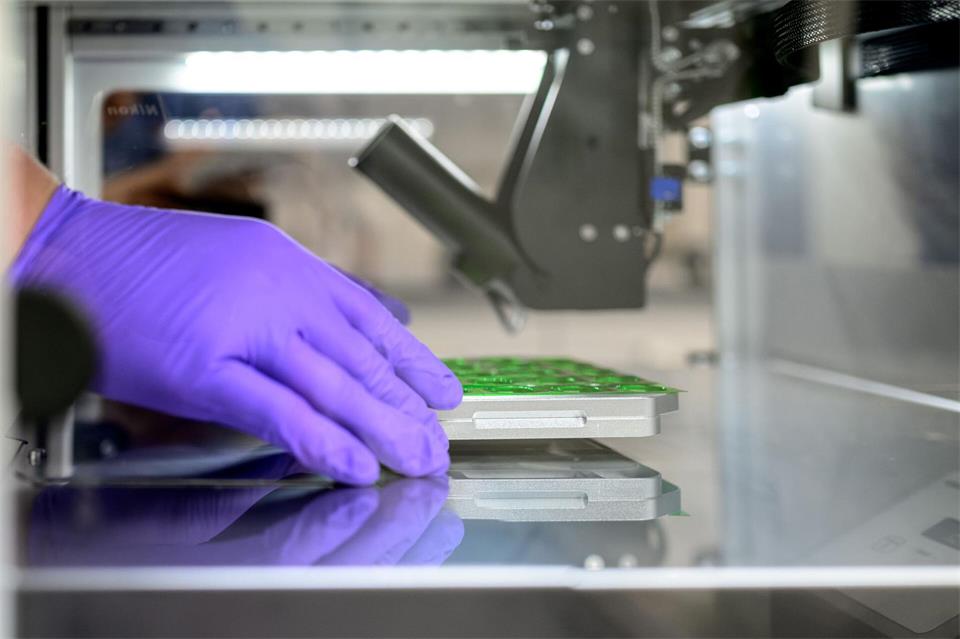 Mit dem 3D-Arzneimitteldrucker können Dosis, Konsistenz, Form, Größe und Geschmack des Medikaments individuell angepasst werden.Izabela Mittwollen/dpa