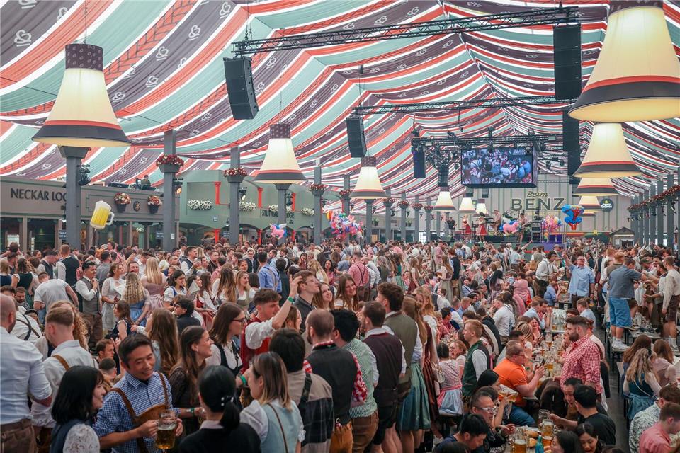 Mit dem 86. Frühlingsfest auf dem Cannstatter Wasen ist Stuttgart traditionell in die Festsaison gestartet.Christoph Schmidt/dpa