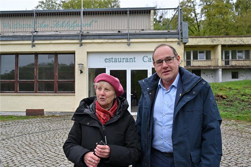Mit dem Abriss der Hotel-Ruine soll laut Umweltminister Tilo Kummer (r., BSW) Fläche entsiegelt werden und laut Doris Fischer, Direktorin der Stiftung Thüringer Schlösser und Gärten, ein Störfaktor im Park beseitigt werden.Martin Schutt/dpa