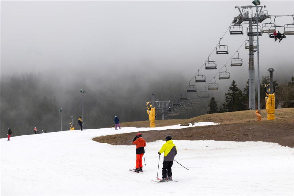 Mit dem Abschluss im Snowpark Oberhof endet die Saison an den Thüringer Skiliftanlagen.Michael Reichel/dpa