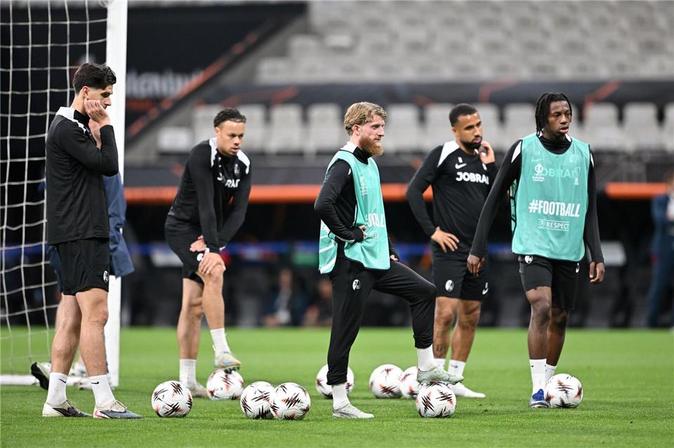 Mit dem Abschlusstraining im Besiktas Park bereitete sich der SC Freiburg am Dienstagabend auf sein großes Endspiel vor.Robert Michael/dpa