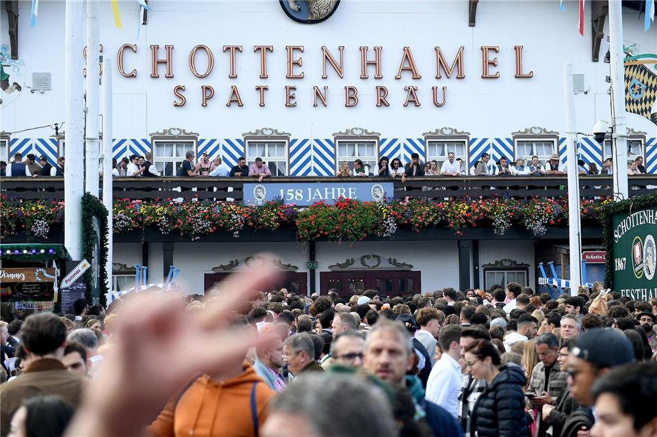 Mit dem Anstich des ersten Bierfasses im Schottenhamel-Zelt wird traditionell das Oktoberfest eröffnet. (Archivbild)Felix Hörhager/dpa