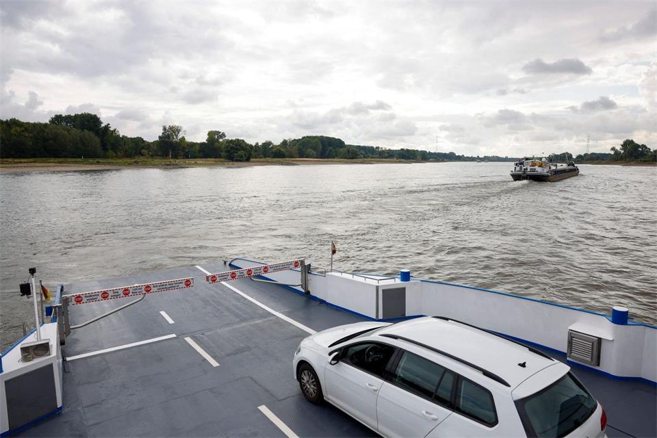 Mit dem Auto auf der Fähre von Zons nach Düsseldorf: Seit Samstag geht das wieder. Thomas Banneyer/dpa