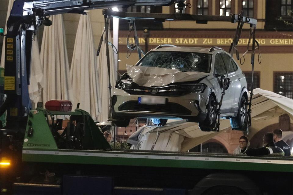 Mit dem Auto erfasst ein Mann zahlreiche Menschen in der Innenstadt. (Archivbild)Sebastian Willnow/dpa