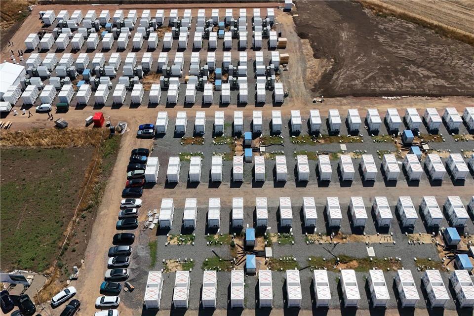 Mit dem Batteriegroßspeicher entsteht ein privat finanziertes Batteriespeicherprojekt.Klaus-Dietmar Gabbert/dpa