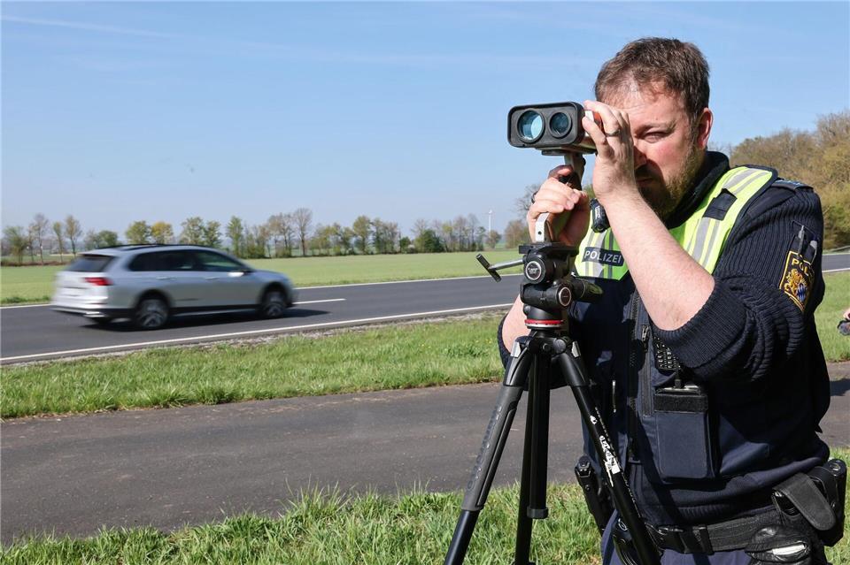 Mit dem Blitzmarathon soll die Sicherheit auf Bayerns Straßen erhöht werden - zu hohes Tempo fordert jedes Jahr viele Todesopfer.Daniel Löb/dpa