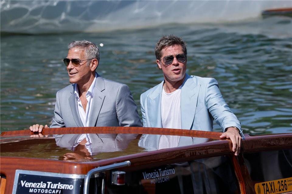 Brad Pitt und George Clooney in „Wolfs“ wieder vereint Mit dem Boot kamen George Clooney und Brad Pitt beim Filmfestival Venedig an. (Archivbild)Joel C Ryan/Invision/AP/dpa