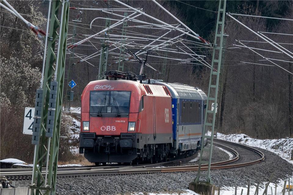 Mit dem Brenner-Basistunnel und dem Streckenausbau im Inntal Passagiere sollen es schneller nach Italien kommenPeter Kneffel/dpa