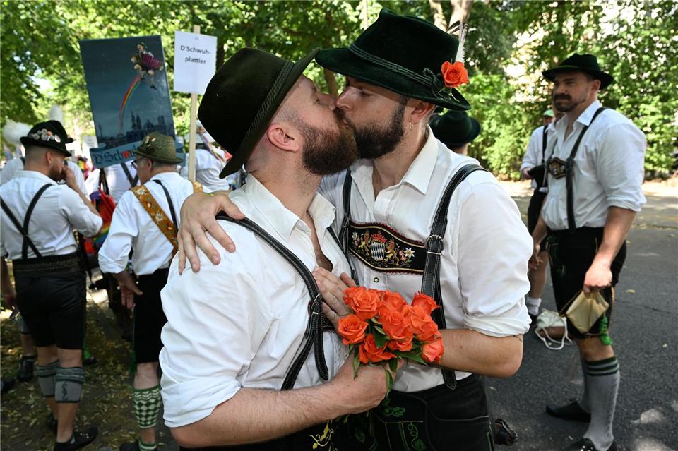 Mit dem CSD will die LGBTQ+-Gemeinschaft für ihre Rechte eintreten. Felix Hörhager/dpa
