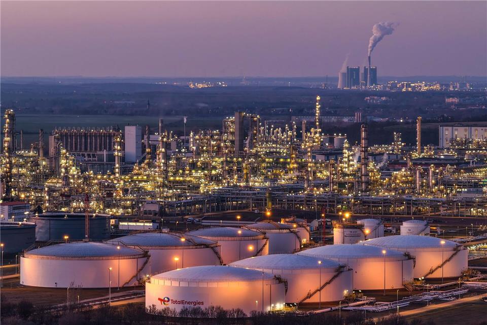 Mit dem Chemie- und Raffineriepakt fordern die Beteiligten bessere Energiepreise, schnellere Genehmigungen und mehr Unterstützung für die angeschlagene Branche. (Archivbild) Jan Woitas/dpa