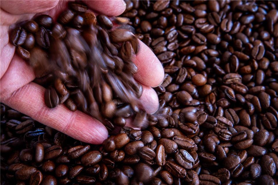 Mit dem Deal will der US-Konzern Keurig Dr Pepper einen globalen Kaffeechampion aufbauen. (Symbolbild)Jens Büttner/dpa