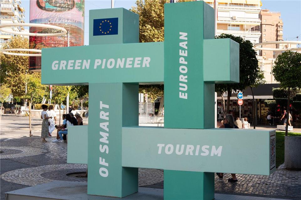 Mit dem Denkmal „Europäischer Grüner Pionier für intelligenten Tourismus“ klopft sich Benidorm auf dem zentralen Platz Triangular selbst auf die Schultern. Andreas Drouve/dpa-tmn