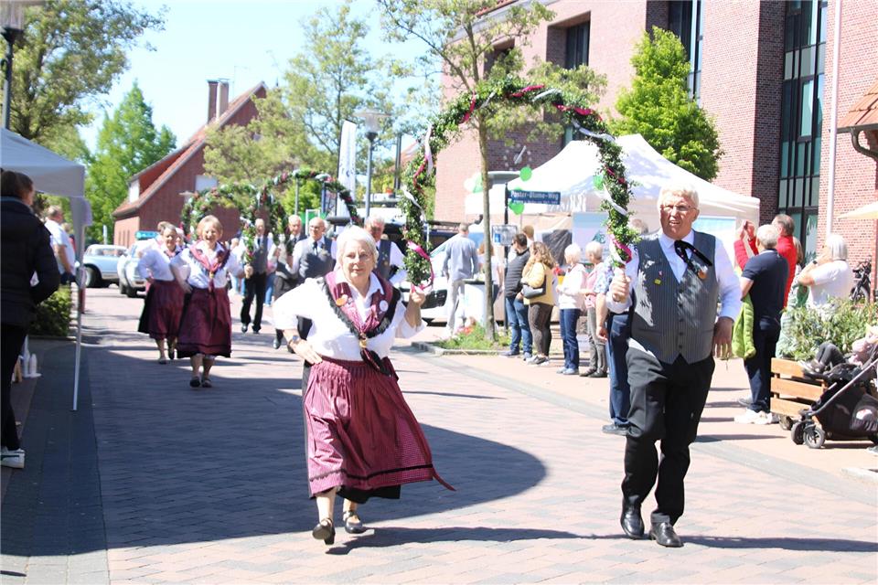 Mit dem Festumzug wie hier im vergangenen Jahr startet auch in diesem Jahr das traditionelle Dorffest.