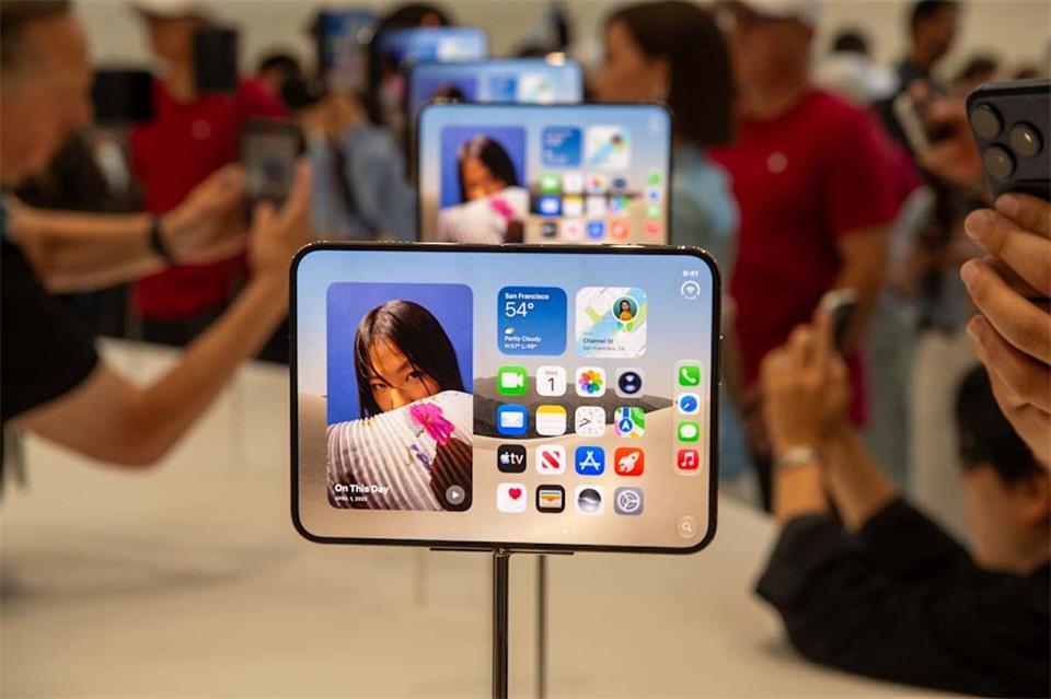 Mit dem Format des iPhone Duo sollen Nutzer Apple zufolge besser von dem größeren inneren Display profitieren als bei Modellen der Konkurrenz.Andrej Sokolow/dpa