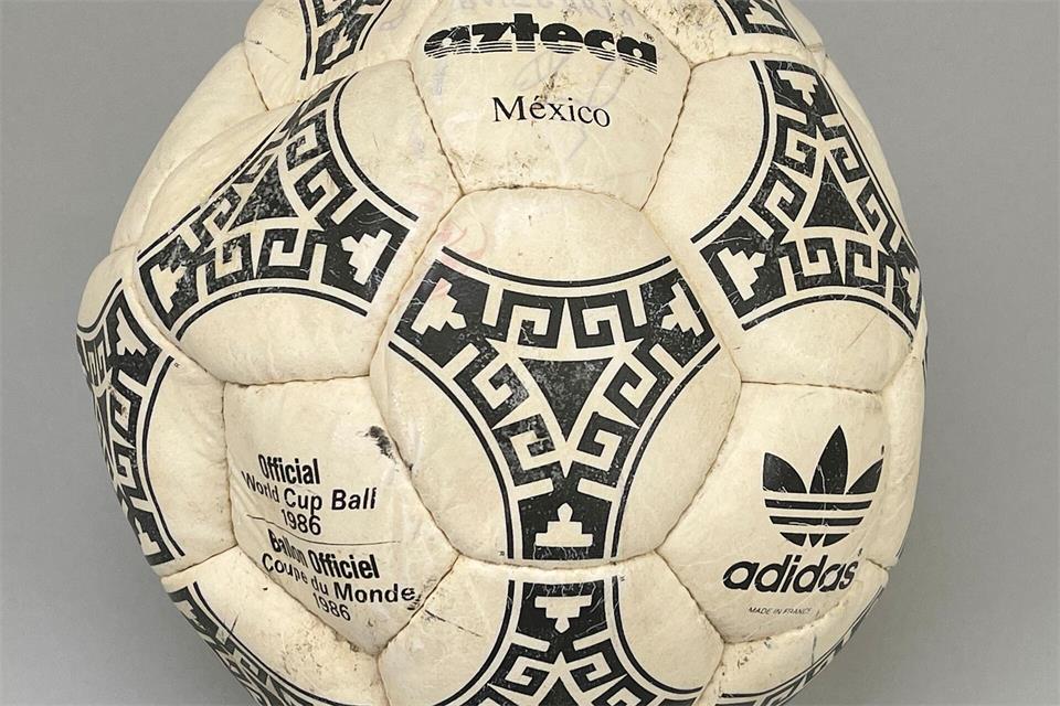 Mit dem Fußball „Adidas Azteca“ erzielte Diego Maradona zwei der berühmtesten Tore der Fußballgeschichte. (Archivbild)-/Graham Budd Auctions/dpa
