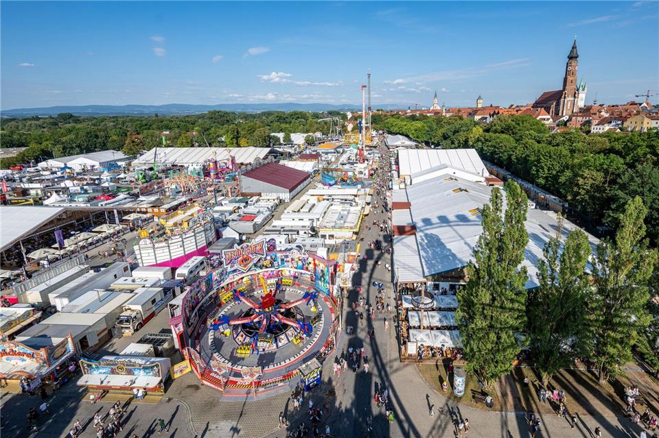 Mit dem Gäubodenfest in Straubing ist eines der beliebtesten und größten Volksfeste Bayerns gestartet.  Armin Weigel/dpa
