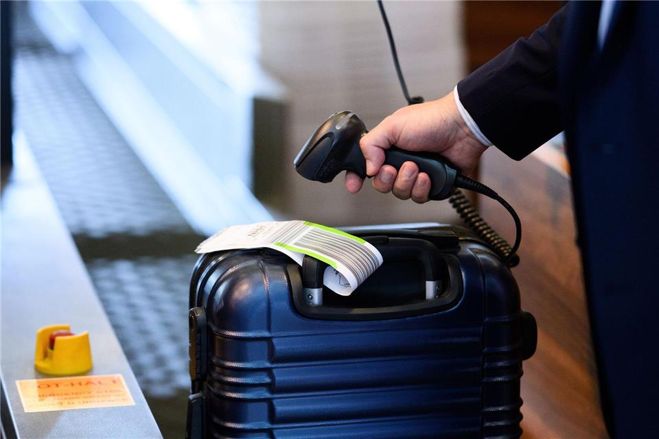 Mit dem Gepäcklabel lässt sich der Koffer eindeutig zuordnen - es kann aber auch mal abreißen, weshalb man auch am Koffer Kontaktdaten anbringen sollte.picture alliance/dpa