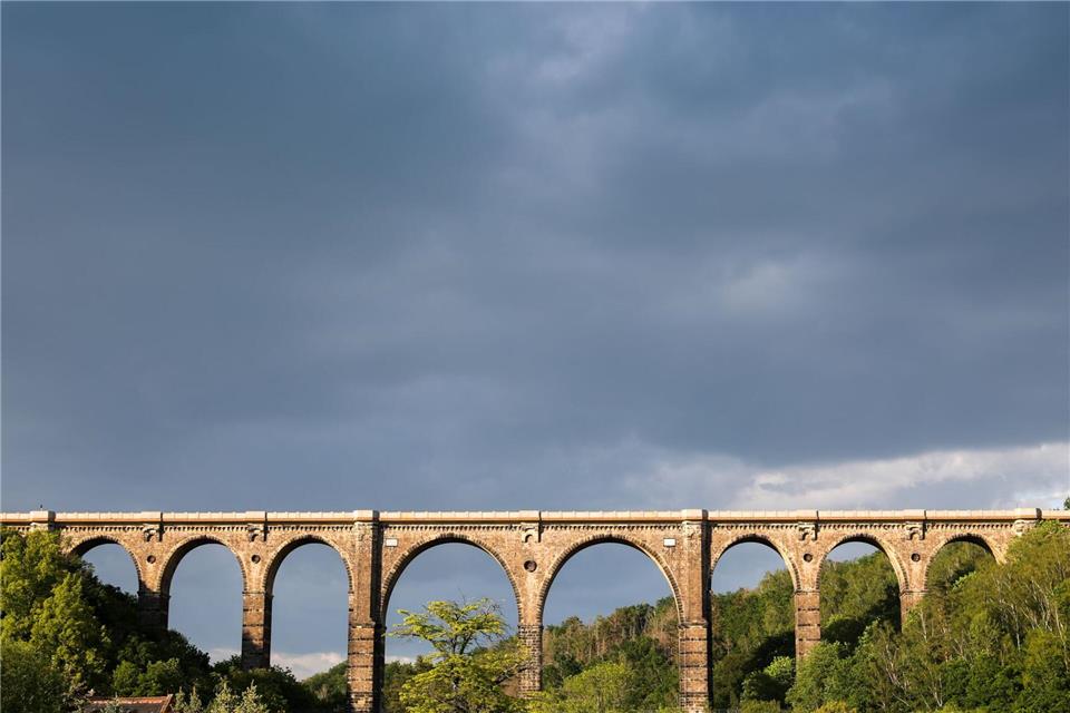 Mit dem Göhrener Viadukt überquert die Bahnstrecke Leipzig-Chemnitz die Zwickauer Mulde. Die Strecke gilt als wichtige Verkehrsader, ihr dringend benötigter Ausbau lässt aber seit Jahren auf sich warten. (Archivbild)Jan Woitas/dpa-Zentralbild/dpa