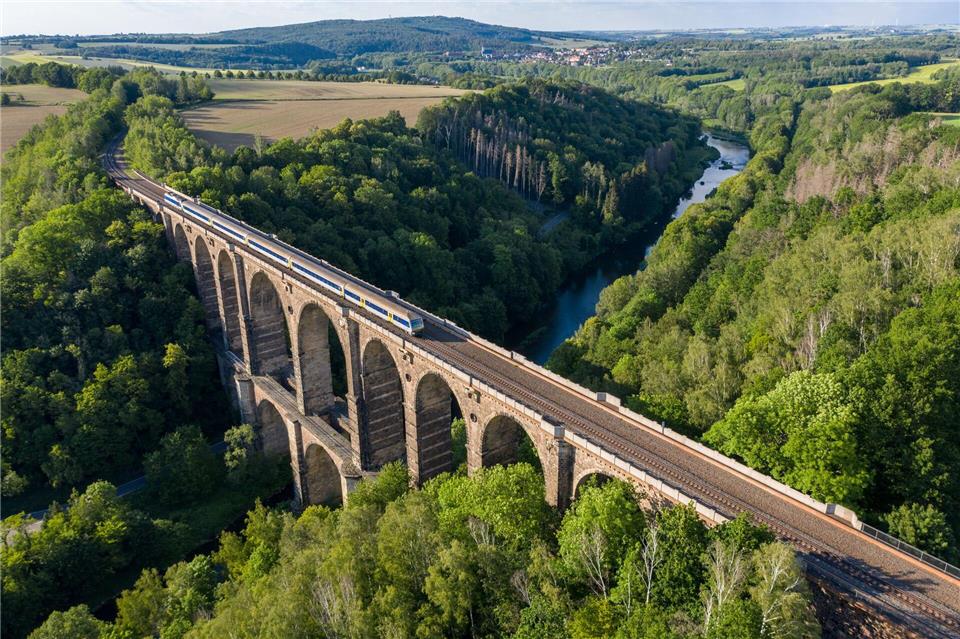 Mit dem Göhrener Viadukt überquert die Bahnstrecke Leipzig-Chemnitz die Zwickauer Mulde. Seit Jahren wird um den Ausbau der wichtigen Verkehrsader zwischen den beiden Großstädten gerungen. (Archivbild)Jan Woitas/dpa-Zentralbild/dpa